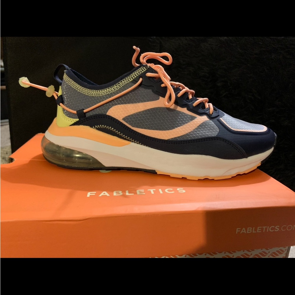 Fabletics sneaker size 9 in women